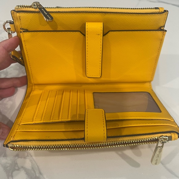 💛Cute. Michel Kors WRISTLET. - Picture 6 of 16